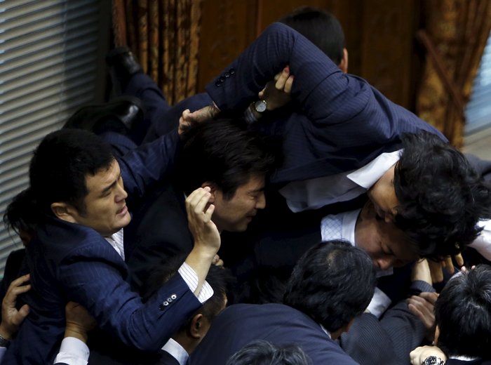 'Αγριο ξύλο ανάμεσα σε βουλευτές στην Ιαπωνική Βουλή! Χαοτικές εικόνες - εικόνα 4