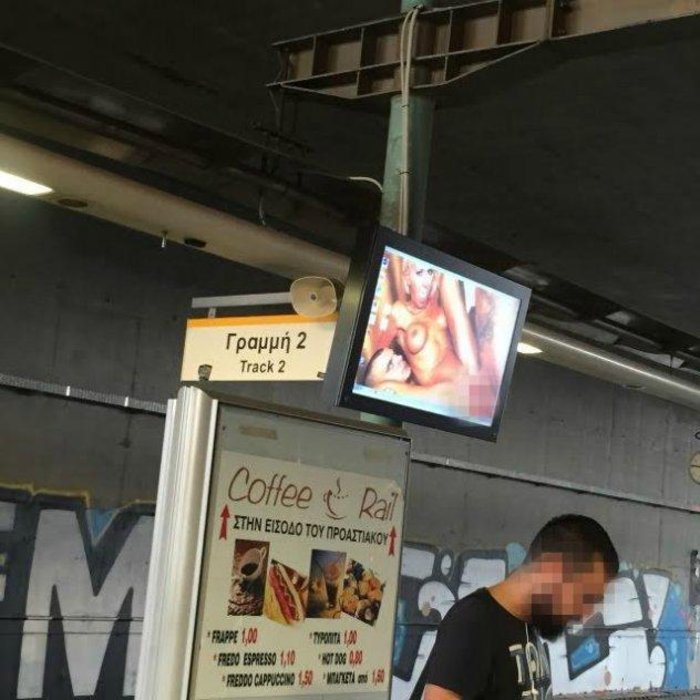 Η οθόνη του Προαστιακού έπαιζε... πορνό!!!