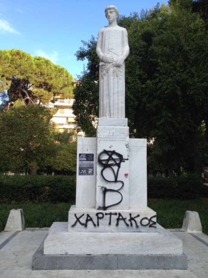Βανδάλισαν μνημείο για να διαφημίσουν καφενείο