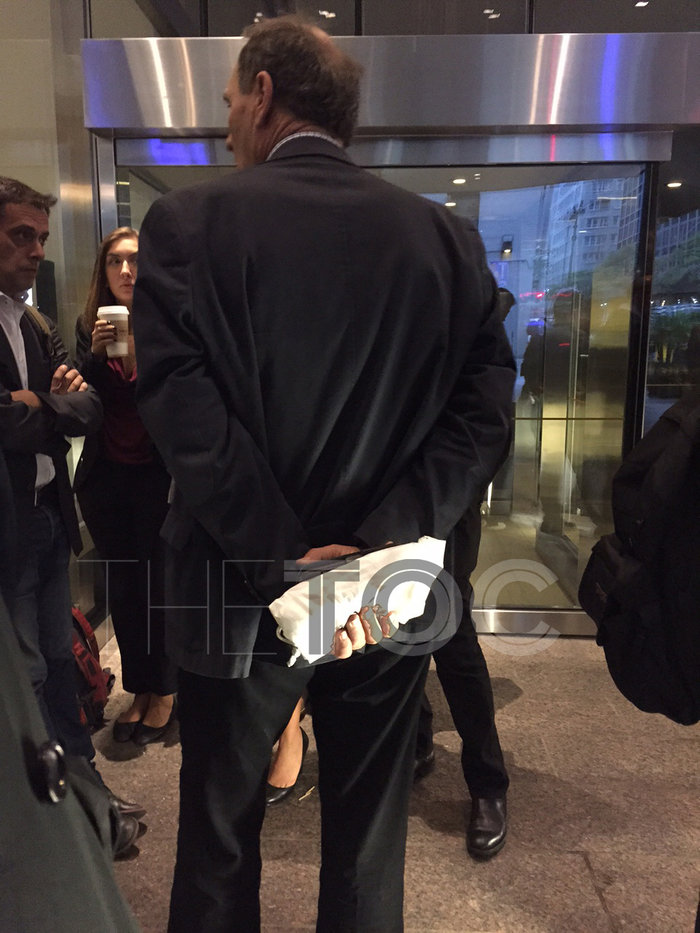 Δείτε τον Σταθάκη να ψωνίζει νέο iphone στο Μανχάταν