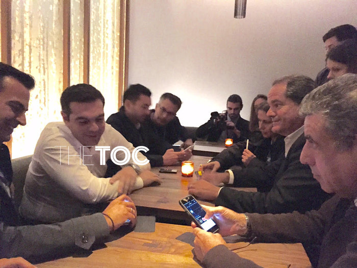 Οι selfies του Αλέξη Τσίπρα με τους δημοσιογράφους στη Νέα Υόρκη