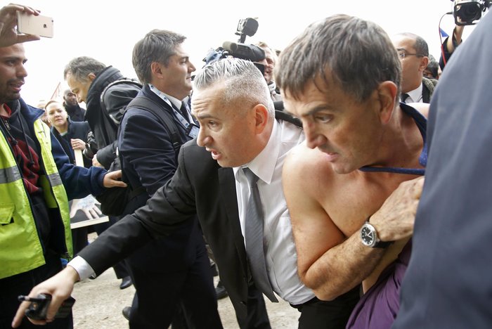 Αγριες σκηνές: Ξεγύμνωσαν διευθυντές της Air France για τις απολύσεις - εικόνα 2