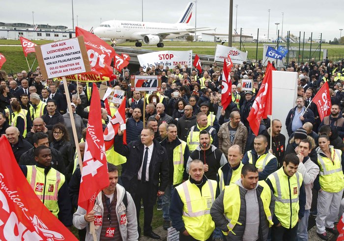 Αγριες σκηνές: Ξεγύμνωσαν διευθυντές της Air France για τις απολύσεις - εικόνα 9