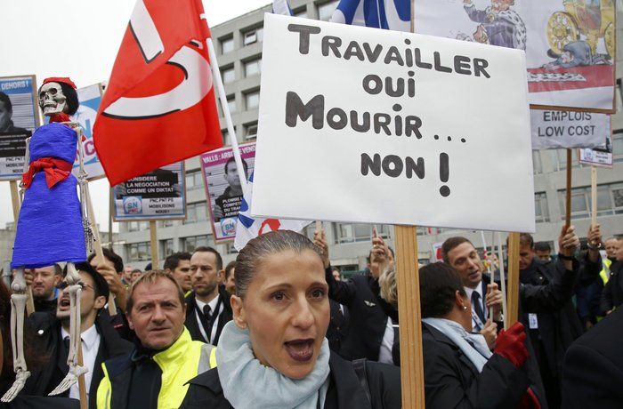 Αγριες σκηνές: Ξεγύμνωσαν διευθυντές της Air France για τις απολύσεις - εικόνα 10