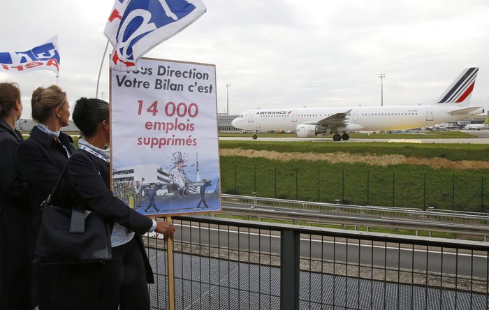 Αγριες σκηνές: Ξεγύμνωσαν διευθυντές της Air France για τις απολύσεις - εικόνα 11