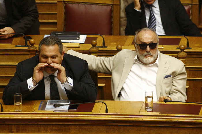 Γέλια και πειράγματα στα έδρανα της βουλής