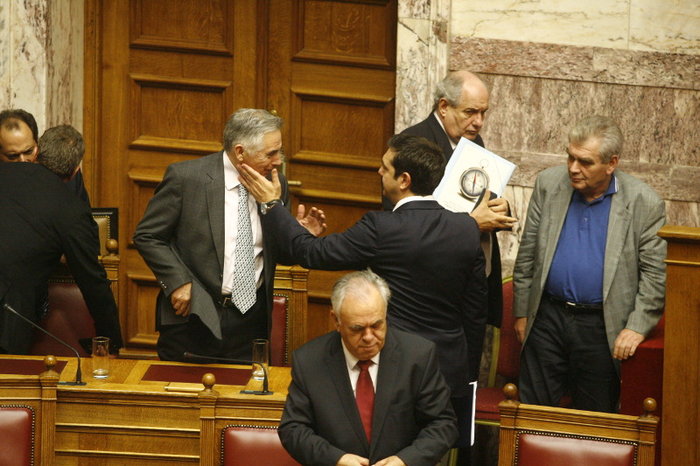 Γέλια και πειράγματα στα έδρανα της βουλής - εικόνα 3