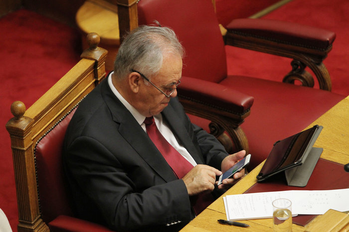 Τι έγραφε το email που διάβαζε ο Δραγασάκης στο τάμπλετ του