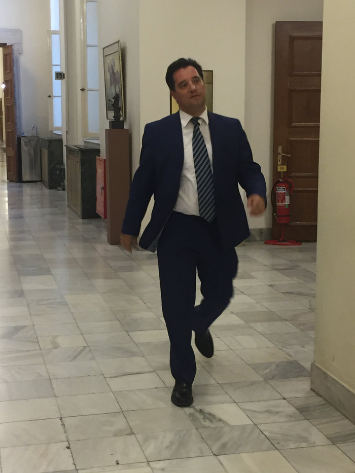 Μετά τις αστραπές άστραψαν τα φλας στο ραντεβού των 4 διεκδικητών της ΝΔ - εικόνα 3