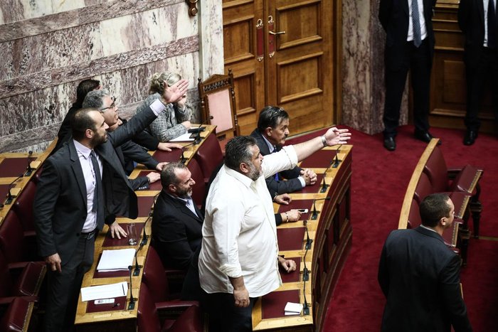 Παραλίγο στα χέρια Χρυσαυγίτες με βουλευτές του ΚΚΕ - εικόνα 3