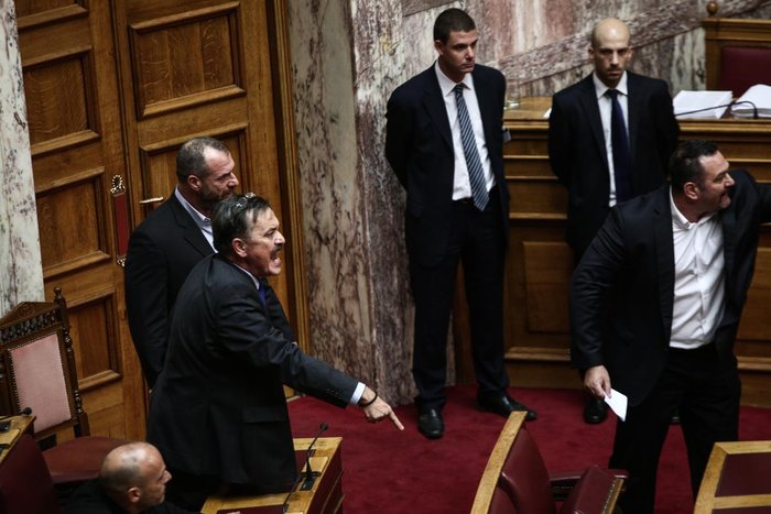Παραλίγο στα χέρια Χρυσαυγίτες με βουλευτές του ΚΚΕ - εικόνα 13