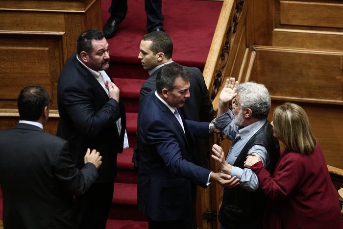 Παραλίγο στα χέρια Χρυσαυγίτες με βουλευτές του ΚΚΕ - εικόνα 17