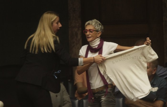 Αυτή η γυναίκα φώναξε στον Τσίπρα: «Ο λαός είπε ΟΧΙ» - εικόνα 3