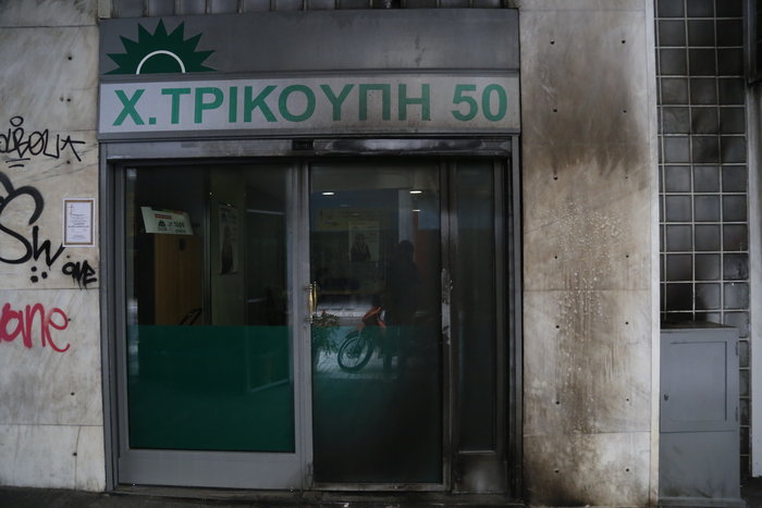 Eπίθεση με βόμβες μολότοφ στα γραφεία του ΠΑΣΟΚ - εικόνα 2