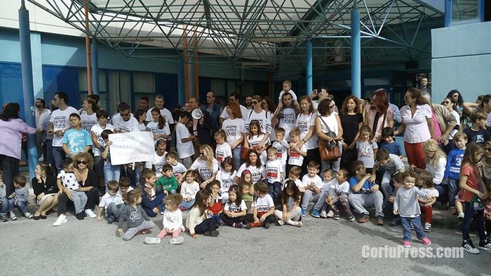 Κέρκυρα:Δεκάδες γονείς & παιδιά έζωσαν το νοσοκομείο ζητώντας γιατρούς - εικόνα 2