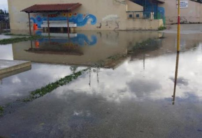 Το βρόχινο νερό είχε μπει στις αίθουσες του 8θέσιου δημοτικού σχολείου Σαγεΐκων στην Αχαΐα