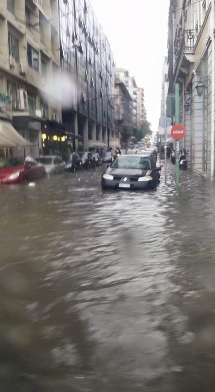 Δρόμοι όπως η Μιαούλη και η Σκουζέ πλημμύρισαν και τα αυτοκίνητα ακινητοποιήθηκαν.