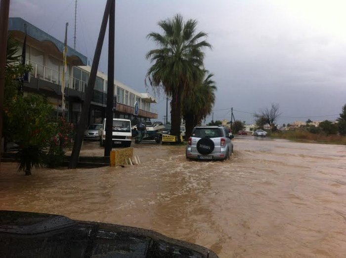 Δρόμοι όπως η εθνικής Αντιστάσεως, το 1οχλμ. της Επαρχιακής οδού,το Πλατάνι αλλά και ο επαρχιακός δρόμος, ήταν απροσπέλαστα στην Κω