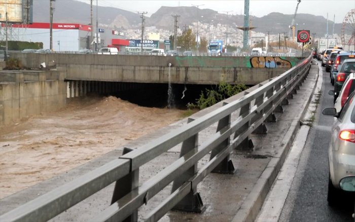 Κηφισός. Ποτάμι (κυριολεκτικά). Και στο φόντο ατελείωτο μποτιλιάρισμα