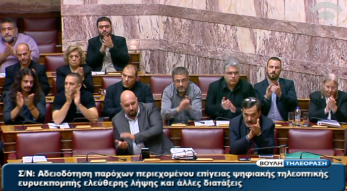 Με προκλητικό μπλουζάκι μπήκε στην ολομέλεια της Βουλής ο Κασιδιάρης