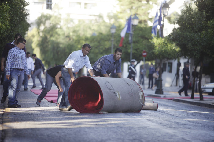 Με την ψυχή στο στόμα στρώνουν τα κόκκινα χαλιά στο Μαξίμου - εικόνα 2