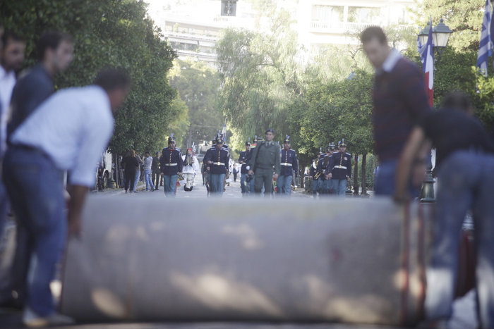 Με την ψυχή στο στόμα στρώνουν τα κόκκινα χαλιά στο Μαξίμου - εικόνα 4