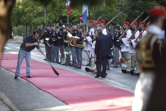 Με την ψυχή στο στόμα στρώνουν τα κόκκινα χαλιά στο Μαξίμου - εικόνα 5
