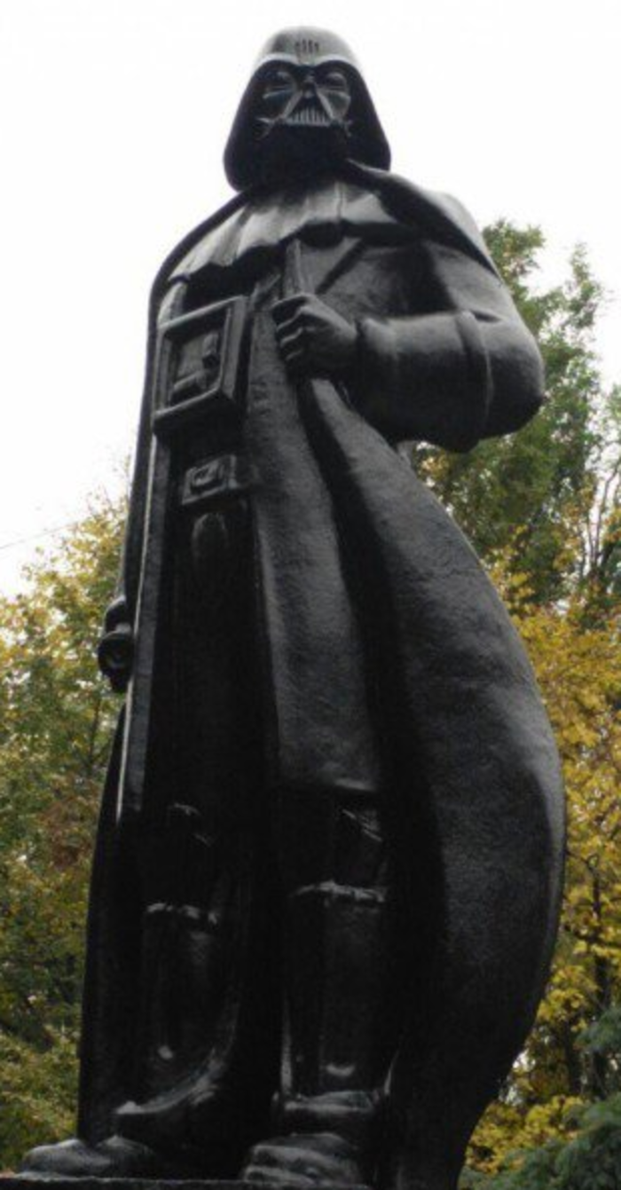 Μετέτρεψαν άγαλμα του Λένιν σε Darth Vader στην Ουκρανία - εικόνα 2