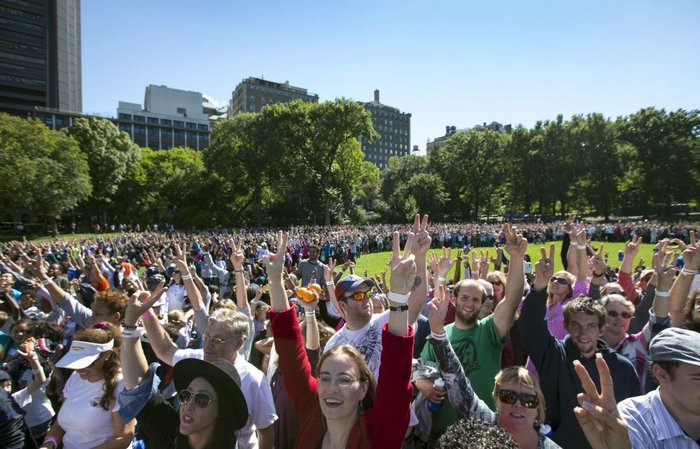 Χιλιάδες κόσμου συγκεντρώθηκαν στο Central Park της Ν. Υόρκης, σχηματίζοντας με τα χέρια τους το V της Ειρήνης, την ημέρα της 75ης επετείου από τη γέννηση του Τζον Λένον