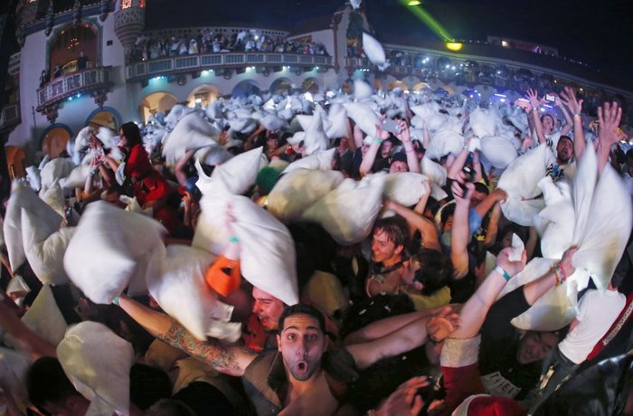 6.261 άτομα στον μεγαλύτερο μαξιλαροπόλεμο του κόσμου!