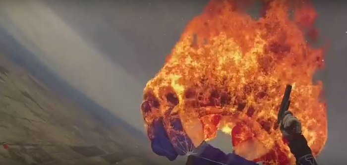 Τρομακτικό βίντεο: Γυναίκα βάζει φωτιά στο αλεξίπτωτο εν ώρα δράσης