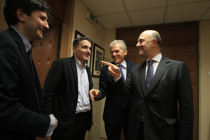 Τι είπε ο Μοσκοβισί για τη γραβάτα του Χουλιαράκη
