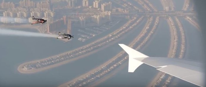 Κασκαντέρ τολμούν και «πετούν» δίπλα από σεροσκάφος της Emirates [Βίντεο]
