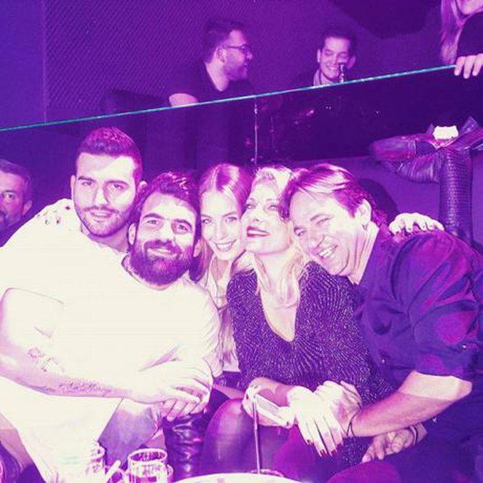 Τα... καυτά φιλιά της Ελένης Μενεγάκη στα μπουζούκια [Βίντεο]