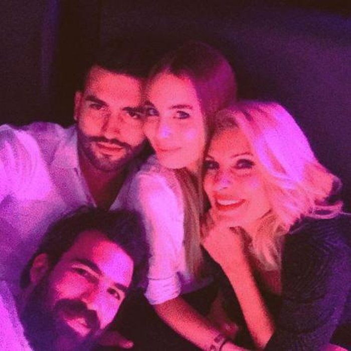 Τα... καυτά φιλιά της Ελένης Μενεγάκη στα μπουζούκια [Βίντεο] - εικόνα 2