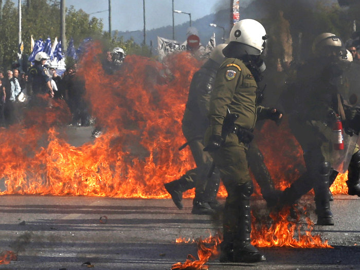 Βροχή από μολότοφ και πετροπόλεμος μετά τις πορείες