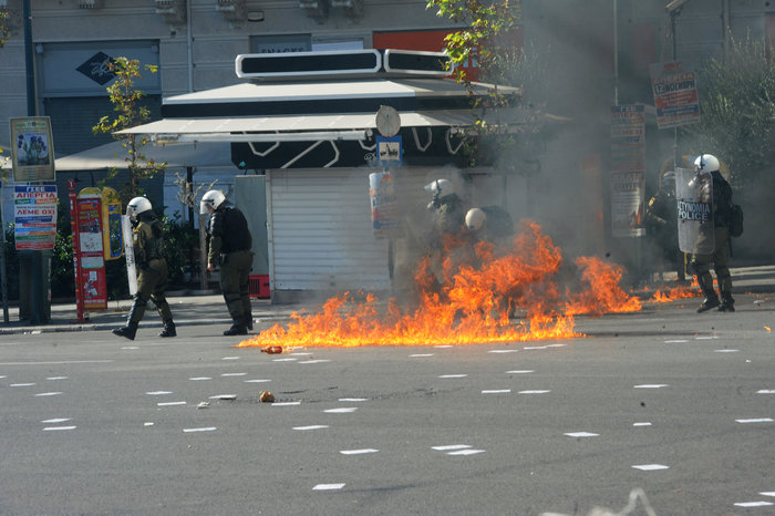 Βροχή από μολότοφ και πετροπόλεμος μετά τις πορείες - εικόνα 4
