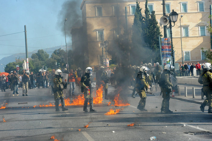 Βροχή από μολότοφ και πετροπόλεμος μετά τις πορείες - εικόνα 6