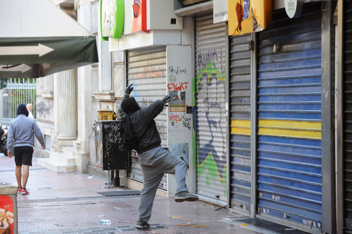 Βροχή από μολότοφ και πετροπόλεμος μετά τις πορείες - εικόνα 9