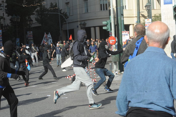 Βροχή από μολότοφ και πετροπόλεμος μετά τις πορείες - εικόνα 10