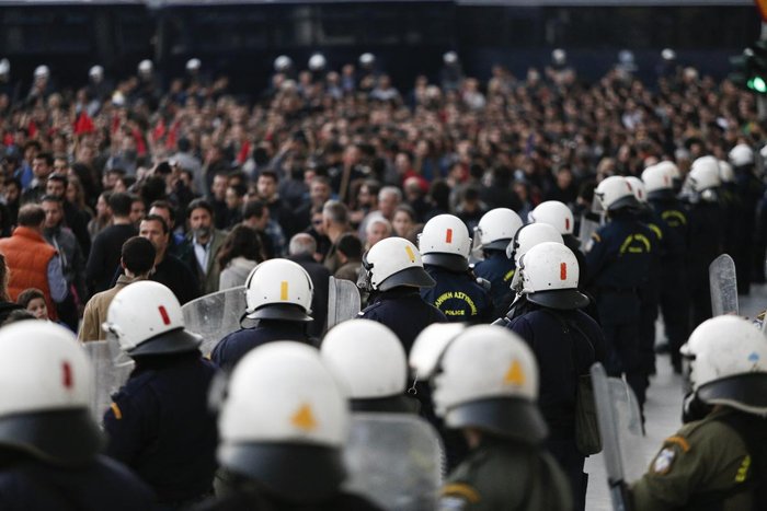 Επεισόδια στα Εξάρχεια μετά την ειρηνική πορεία (φωτό) - εικόνα 12