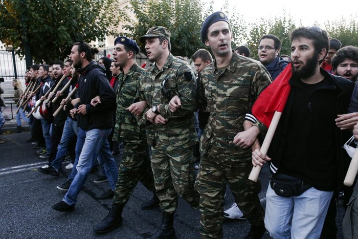 Επεισόδια στα Εξάρχεια μετά την ειρηνική πορεία (φωτό) - εικόνα 13