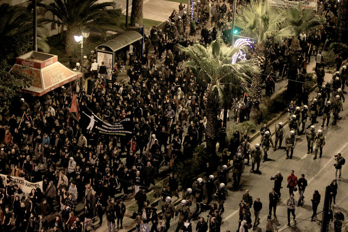Επεισόδια στα Εξάρχεια μετά την ειρηνική πορεία (φωτό) - εικόνα 16