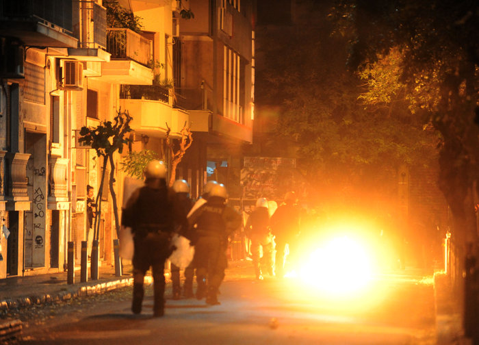 Επεισόδια στα Εξάρχεια μετά την ειρηνική πορεία (φωτό) - εικόνα 4