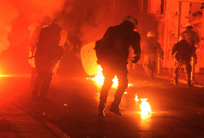 Επεισόδια στα Εξάρχεια μετά την ειρηνική πορεία (φωτό) - εικόνα 5