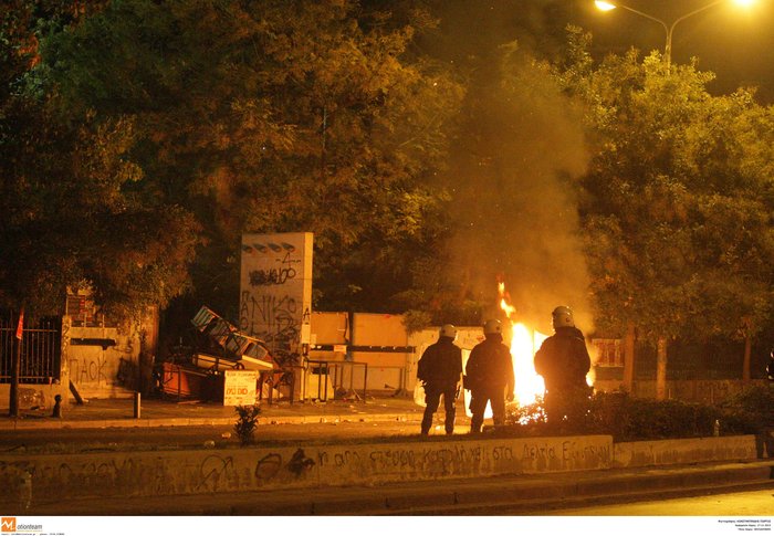 Επεισόδια στα Εξάρχεια μετά την ειρηνική πορεία (φωτό) - εικόνα 6