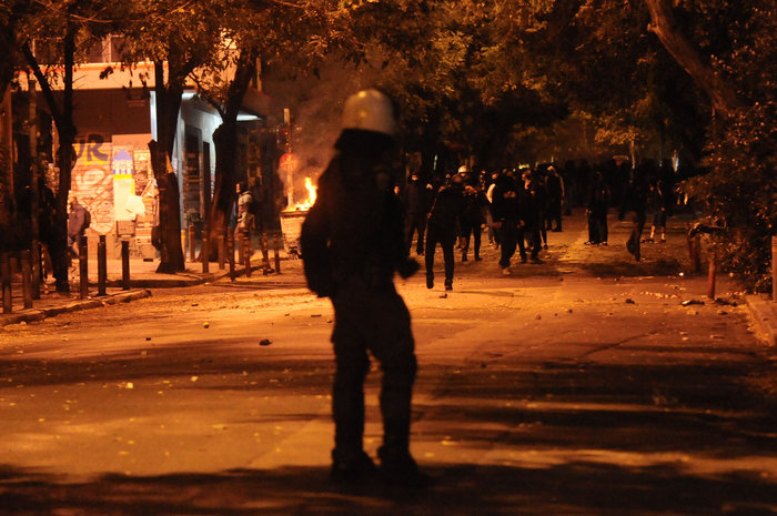 Επεισόδια στα Εξάρχεια μετά την ειρηνική πορεία (φωτό)
