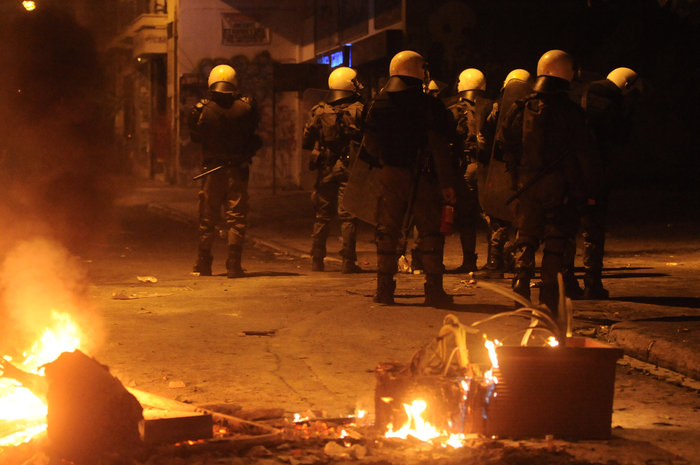 Επεισόδια στα Εξάρχεια μετά την ειρηνική πορεία (φωτό) - εικόνα 2