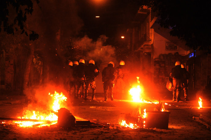 Επεισόδια στα Εξάρχεια μετά την ειρηνική πορεία (φωτό) - εικόνα 3