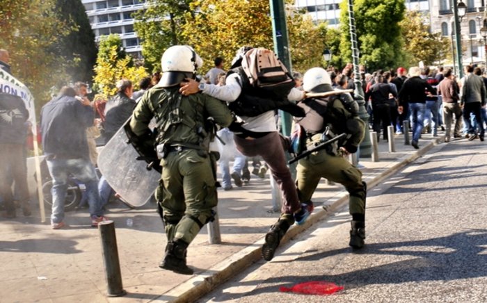 Ο αγρότης «νίντζα» που επιτίθεται στα ΜΑΤ στο Σύνταγμα - εικόνα 2